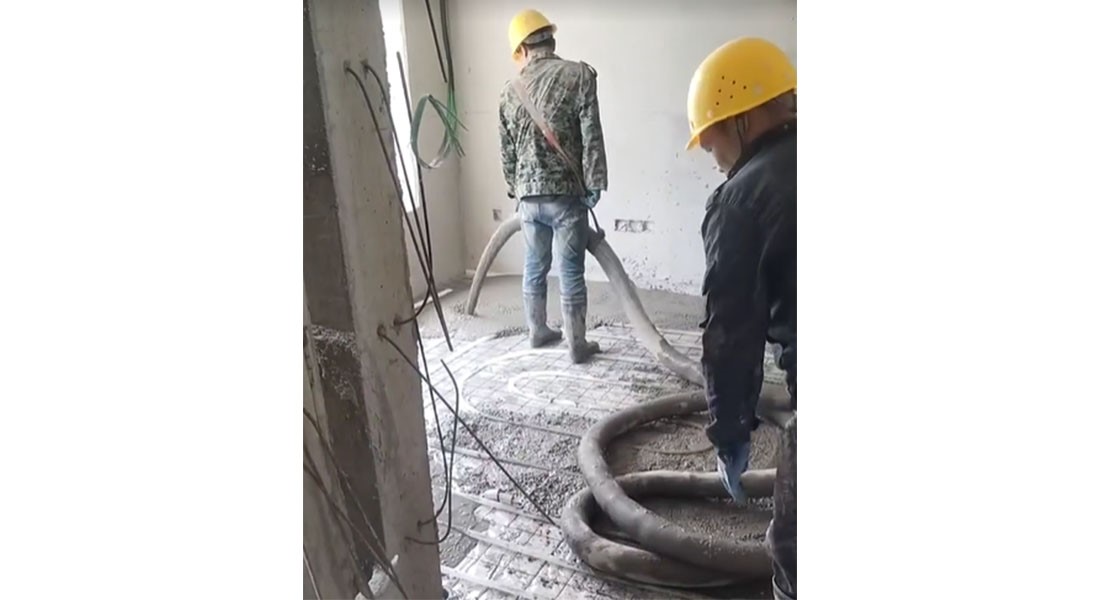 陜西咸陽科瑪森40泵地暖回填現(xiàn)場：泵送速度快，設(shè)備好用，工人干活更給力