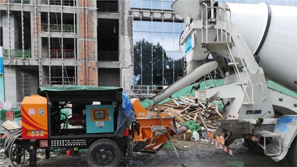 【地坪施工】科瑪森50型細石混凝土泵在合肥發(fā)揮重要作用