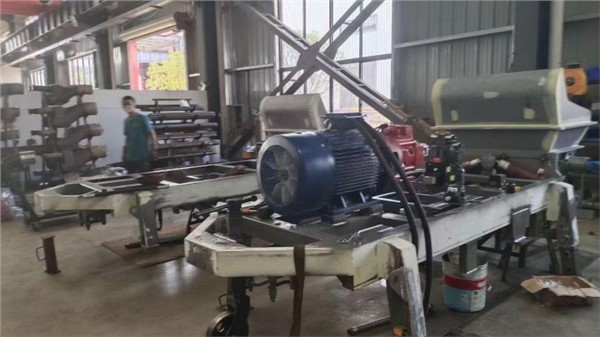 科瑪森車間60泵，電機(jī)2臺，柴油1臺，3臺大泵同步裝配進(jìn)行時(shí)